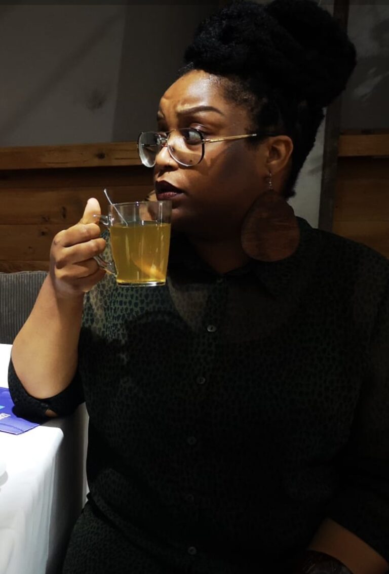 Portretfoto van Simone Zeefuik die gemberthee drinkt.